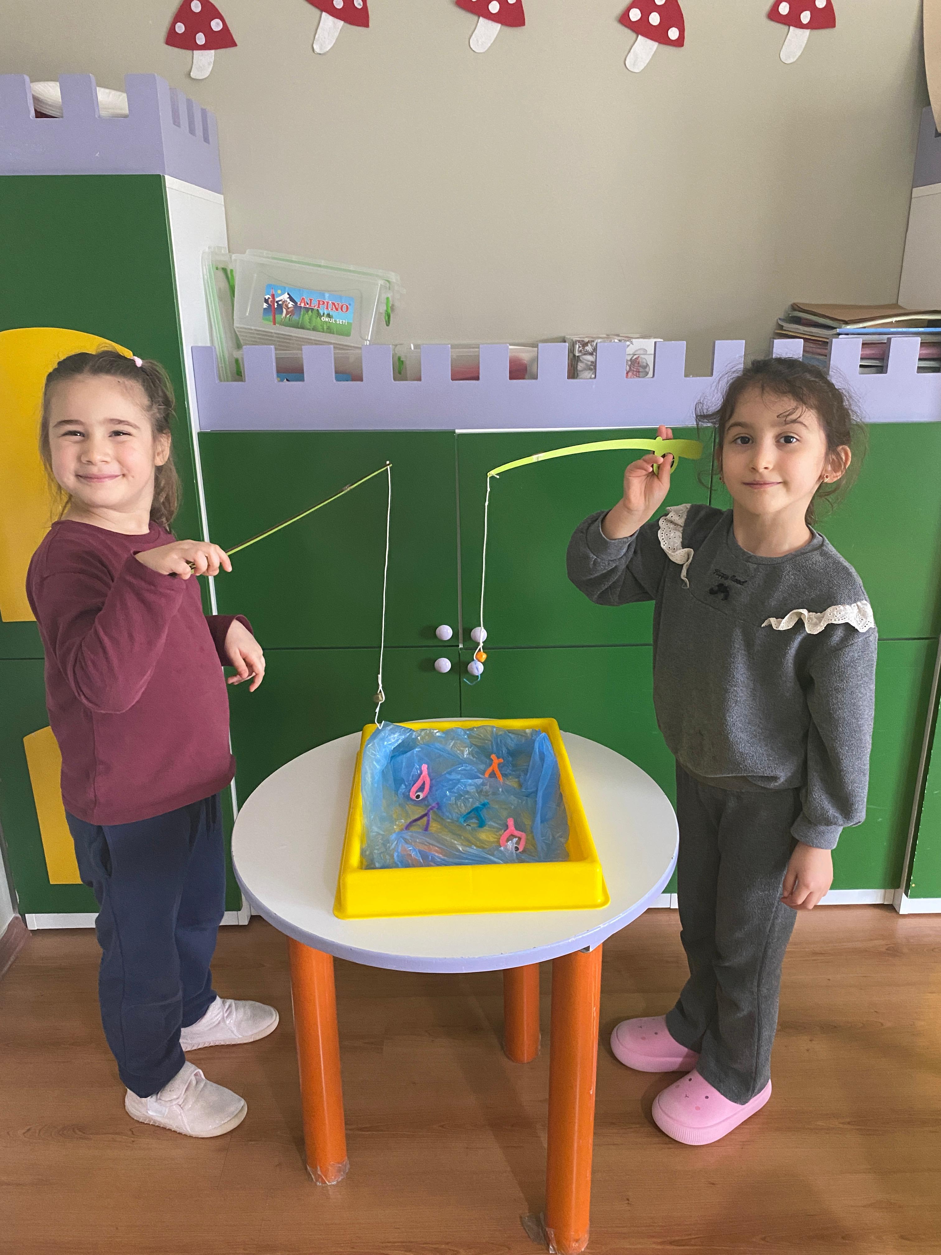 Birlikte öğrenmeyi ve paylaşımı gösteren sınıf karesi